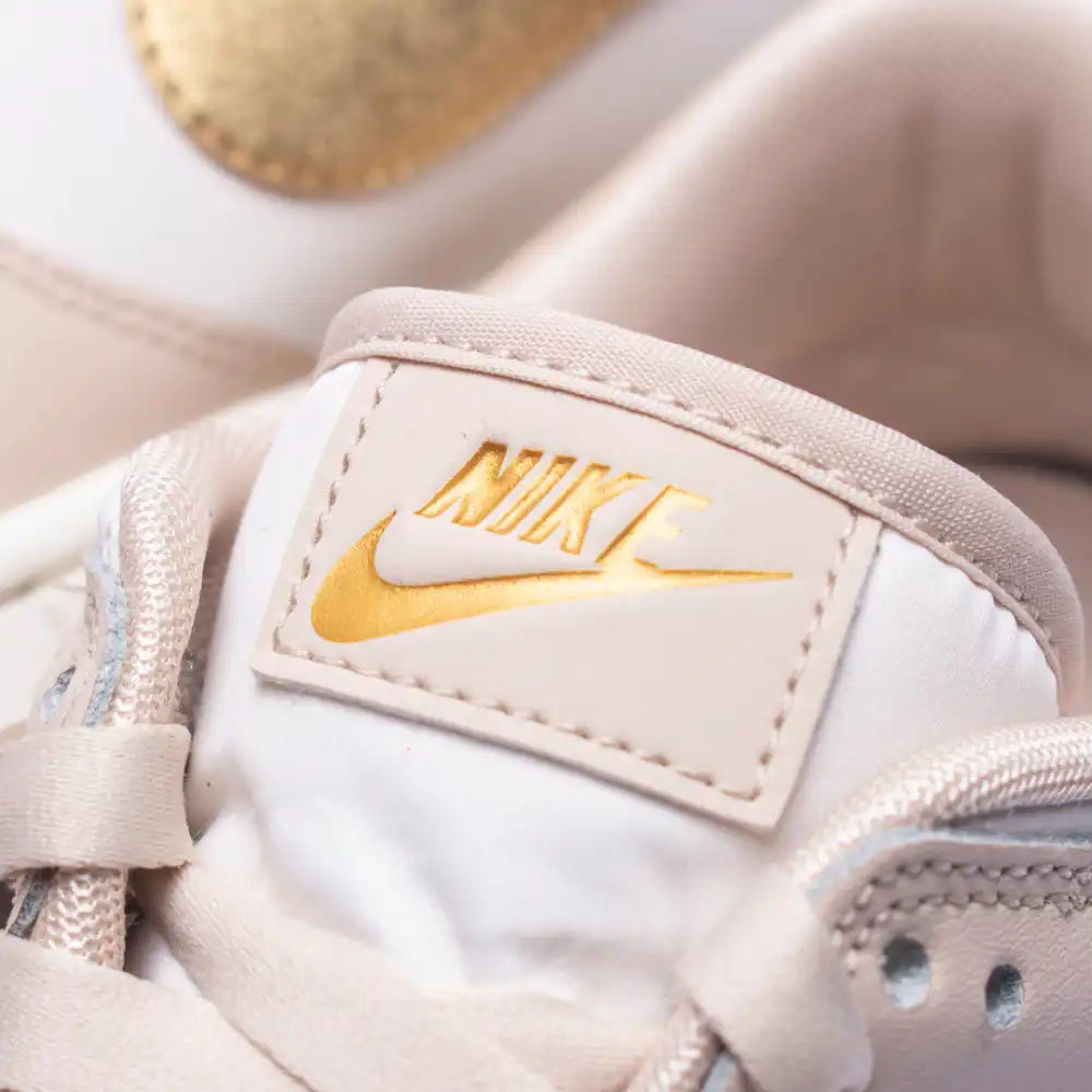 Tênis Nike Dunk Low Phantom Metallic Gold