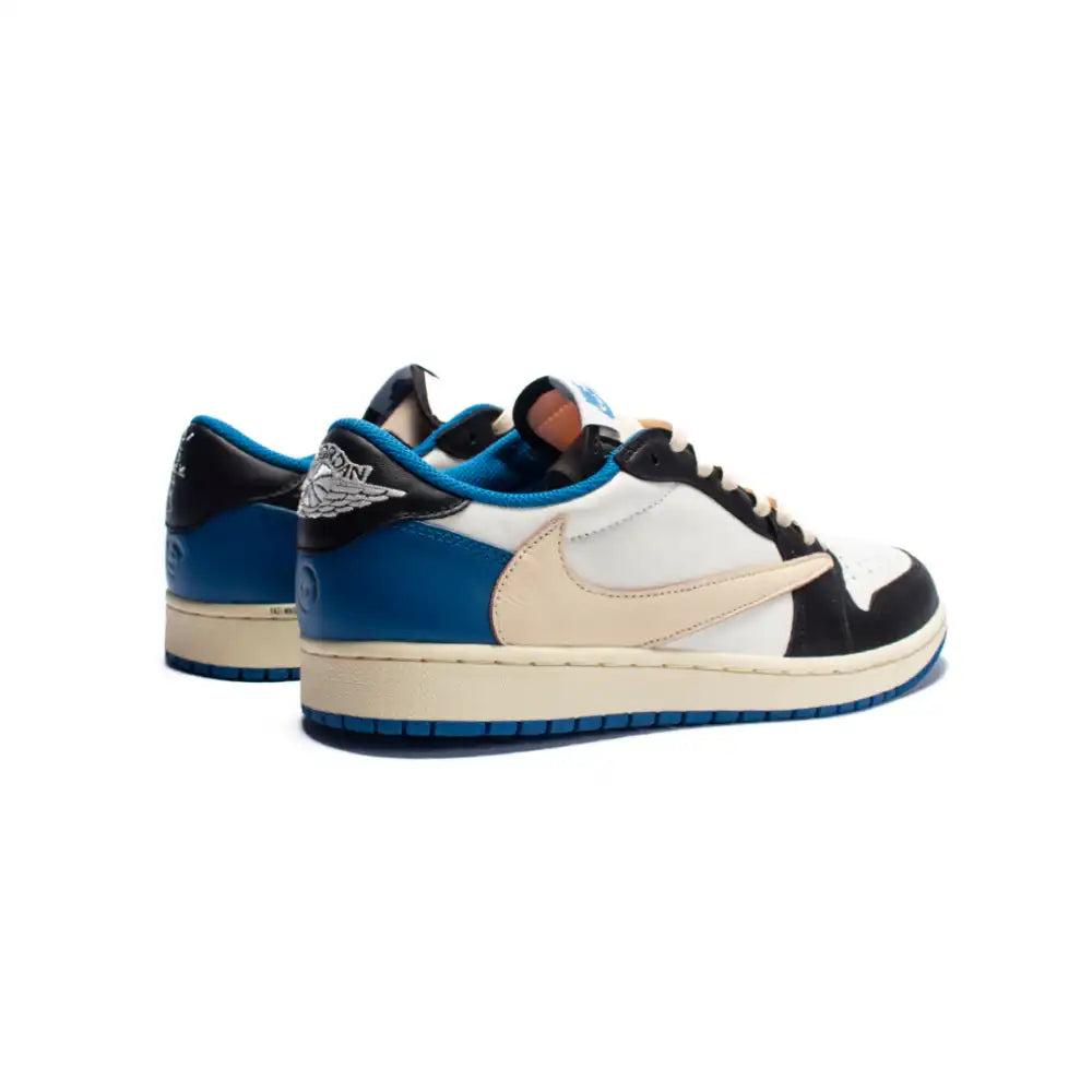 Tênis Travis Scott x Fragment Design x Air Jordan 1 Low