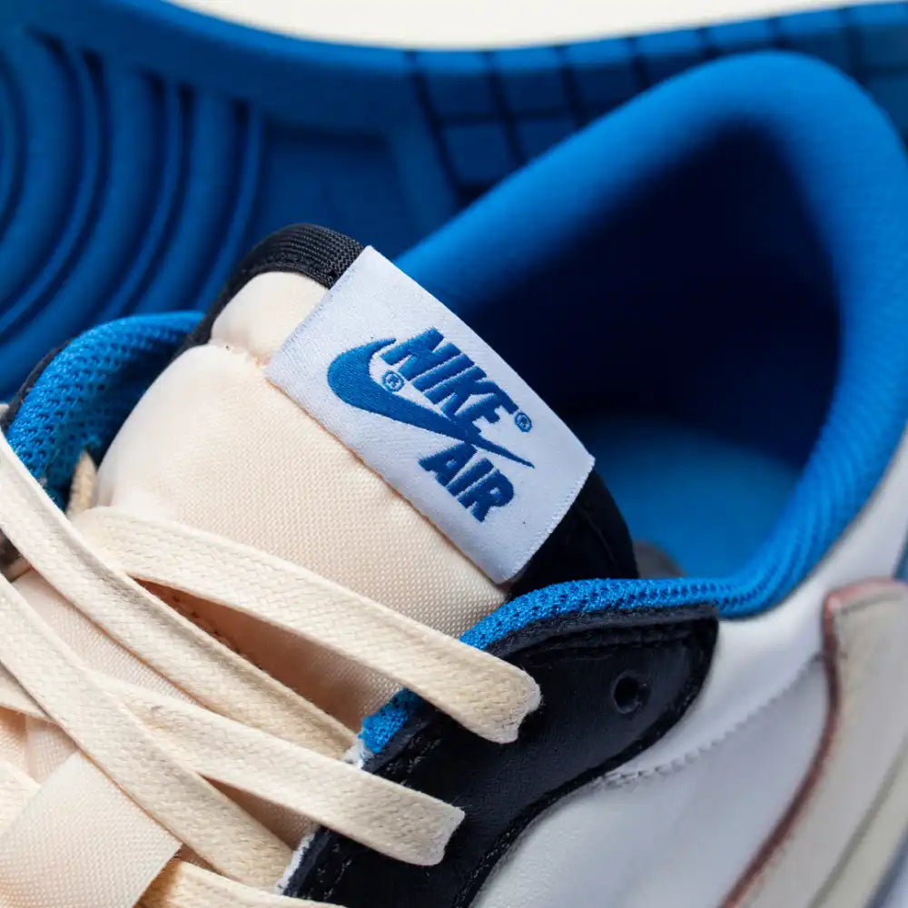 Tênis Travis Scott x Fragment Design x Air Jordan 1 Low