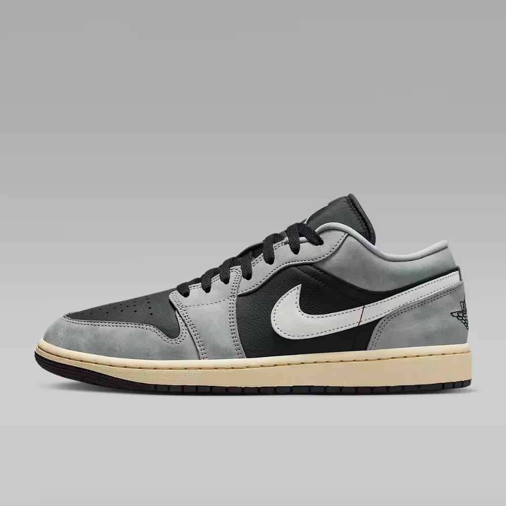 Tênis Air Jordan 1 Low SE Light Smoke Grey Sail Muslin Black