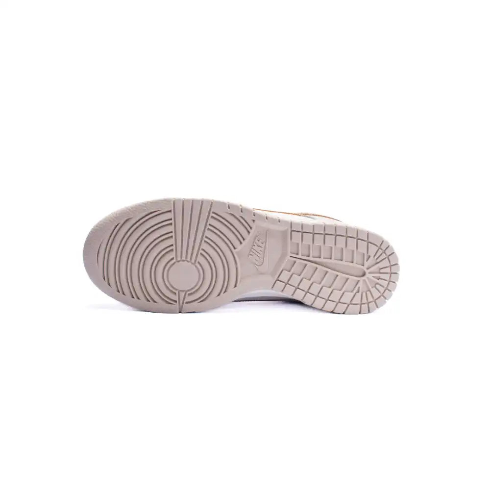Tênis Nike Dunk Low Phantom Metallic Gold