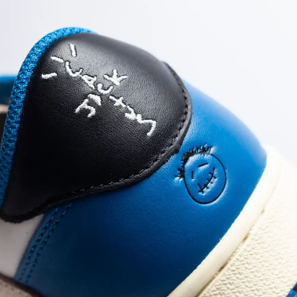 Tênis Travis Scott x Fragment Design x Air Jordan 1 Low
